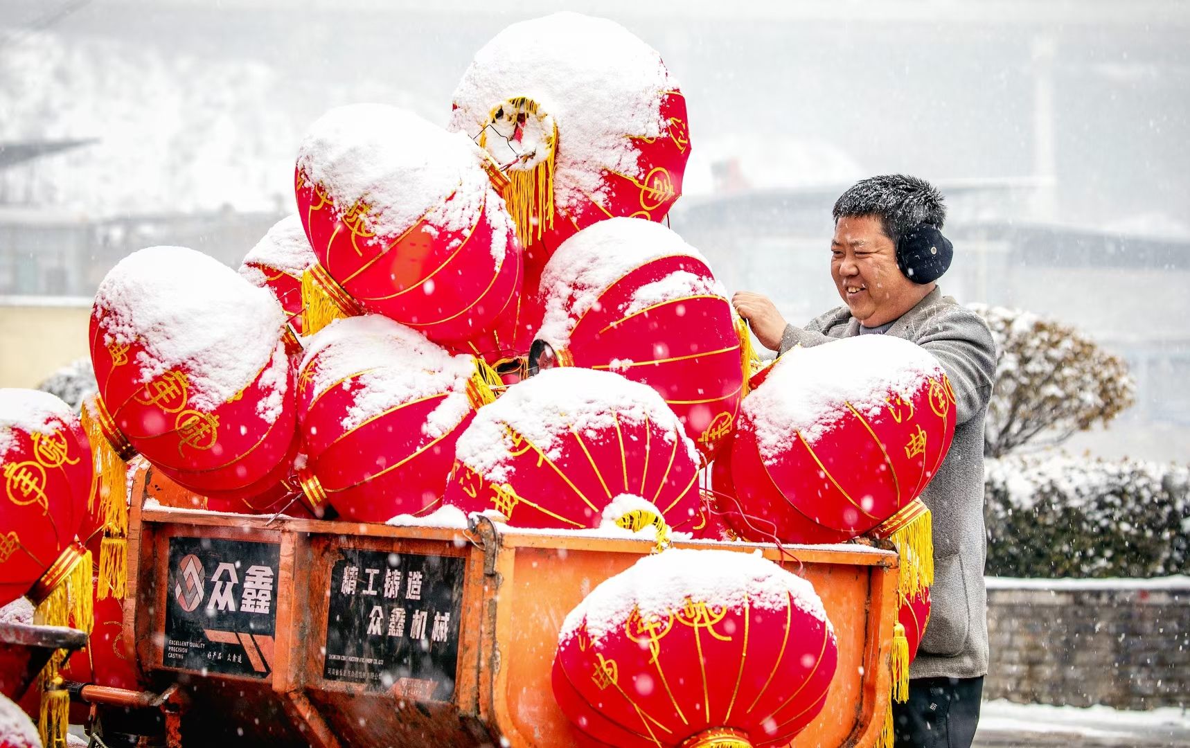 《雪花里的年味》-柳林農商銀行李小軍