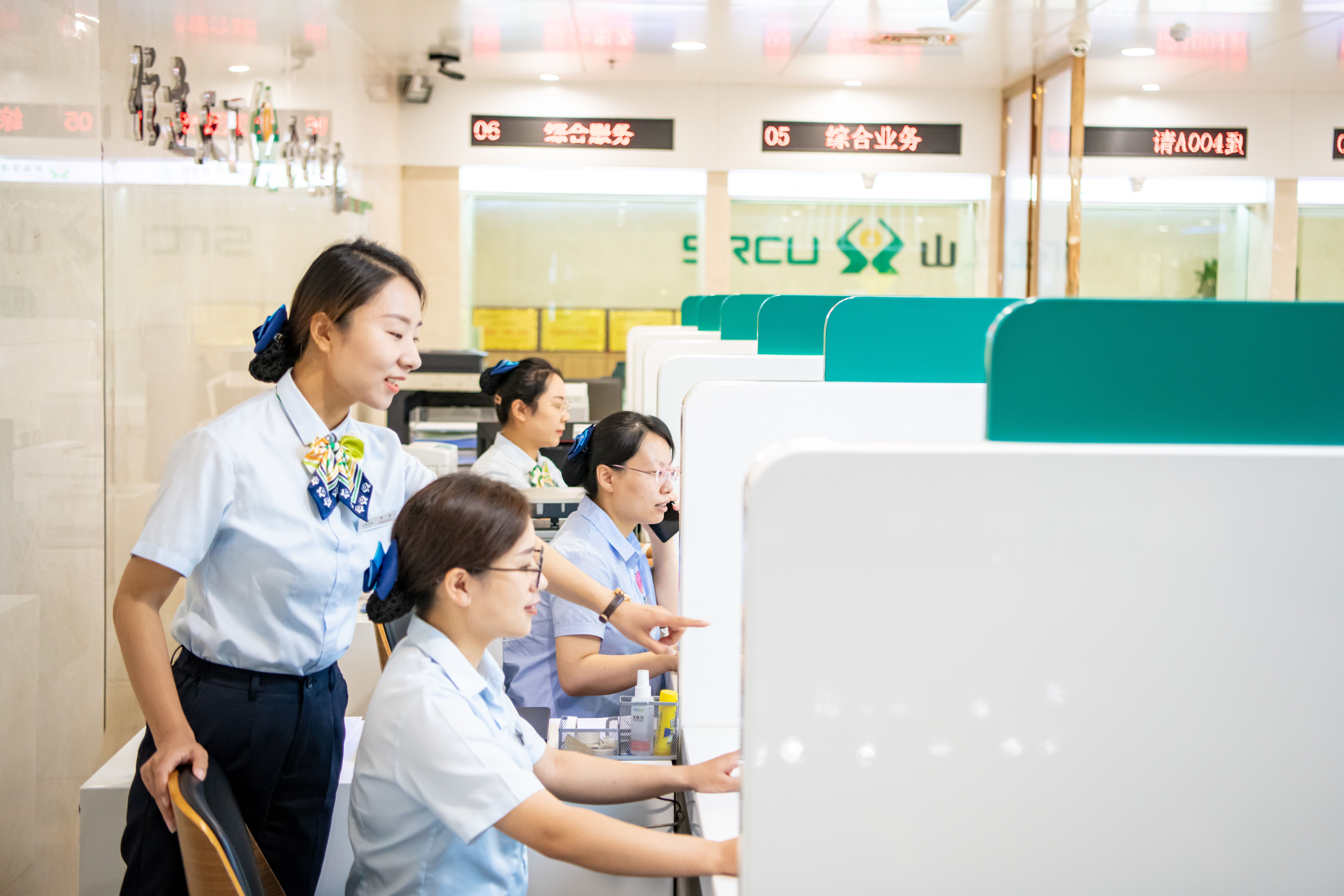 73.《變遷與堅守》長治審計中心張寅——2021年壺關(guān)農(nóng)商銀行工作人員在山后村委代收款項 (2) 73.《變遷與堅守》長治審計中心張寅——2021年壺關(guān)農(nóng)商銀行工作人員在山后村委代收款項 (2)