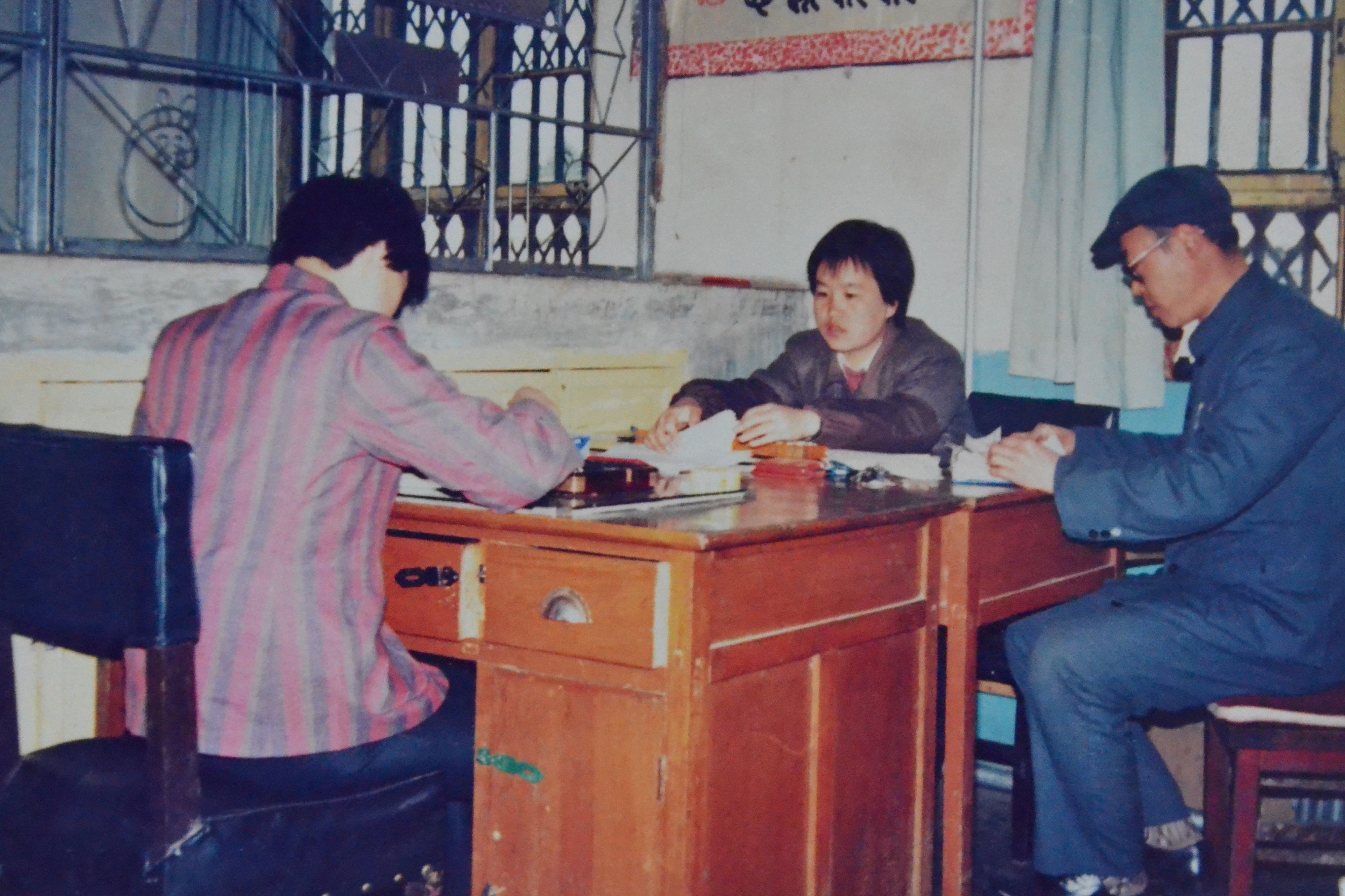 73.《變遷與堅守》長治審計中心張寅——2021年壺關(guān)農(nóng)商銀行工作人員在山后村委代收款項 (3)