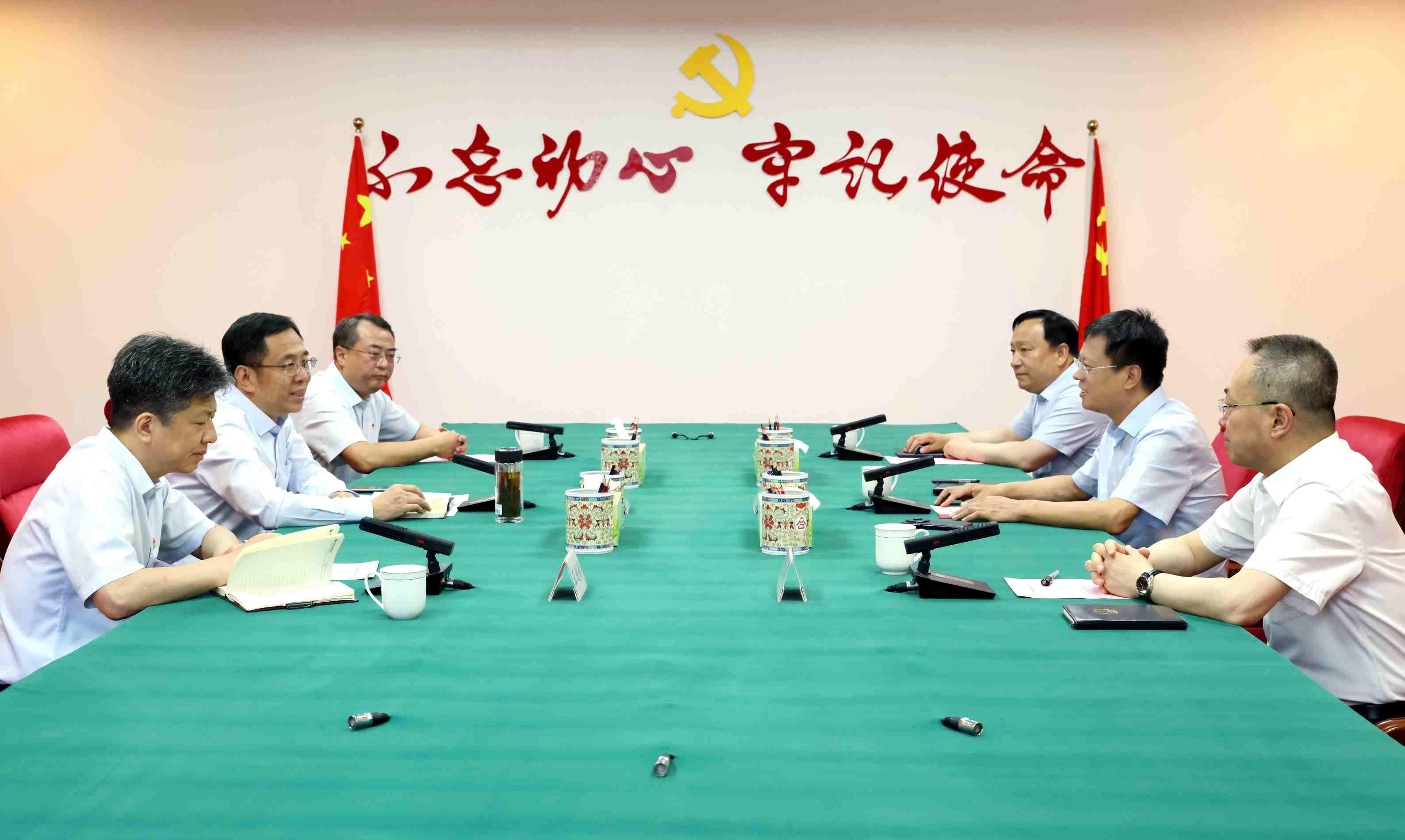 省農(nóng)商行黨委書(shū)記任凱與臨汾市委副書(shū)記、市長(zhǎng)王延峰一行舉行會(huì)談